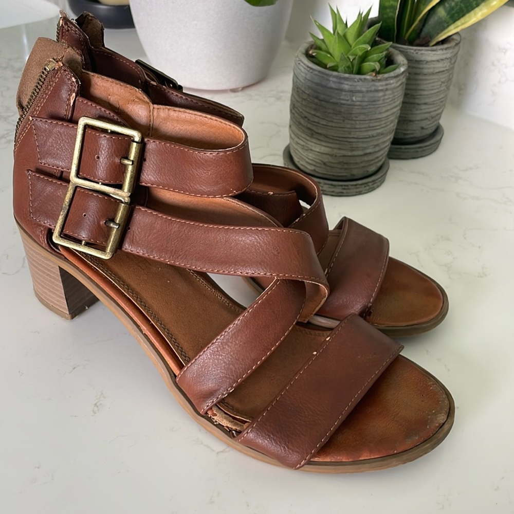 Brown sandals with low heel